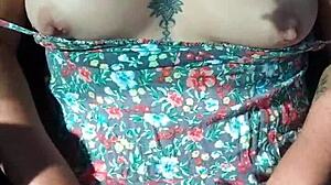 문신 창녀가 움직이는 차에서 벗겨서 공공 관음증자들 보여줘