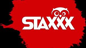 Tatlı Asyalı bebek dar kot pantolonunda ateşli üçlüye bayılıyor