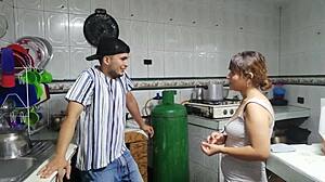 пратим лепог водоинсталатера док се не излије на моје лице