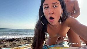 Javni plažni seks z osupljivo teen konča s facial kumshotom