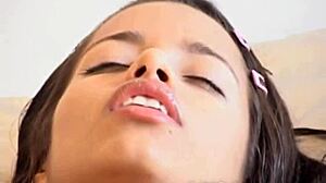 Mignonne Latina ado 18+ Little Lupe taquine en solo avec des caresses sensuelles.