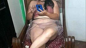 ทำไมสาวกอร์ดิตาร้อนแรงถึงถูตัวเองอร่อยขนาดนี้ด้วยก้นใหญ่?