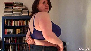 爆乳从薄衫溢出，精彩乳房掉落时刻。好诱人！