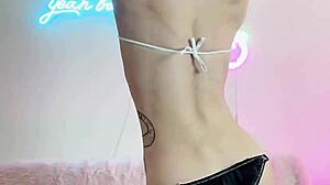 귀여운 아시안 근육녀 피치캣스낵 메이드 복장에서 플렉스와 플래시?