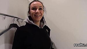 Então, essa ninfomaníaca tcheca glamourosa foi atraída do supermercado. Acabou furada forte em POV com roupas rasgadas.