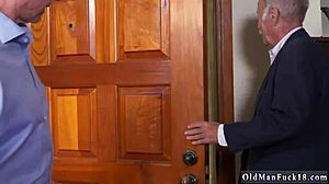 يا إلهي، شفت راجل عجوز ينيك بنت شابة 18+ في ثلاثية حمام، فوضى كاملة!