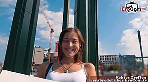 Miksi tämä vanha saksalainen mies nai söpön opiskelija-turistin ulkona?