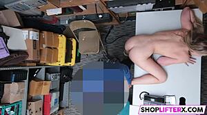 दुकान में चोरी करने वाली युवती पिछली कमरे में पकड़ी गई और बेबस होकर चोदाई करती है