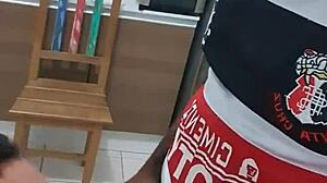 Ο Novinho σχεδίαζε να παίξει παιχνίδια αλλά κατέληξε να παίρνει μεγάλο κωλό από Negao. Το παιχνίδι έγινε άγρια συνάντηση στο υπνοδωμάτιο.