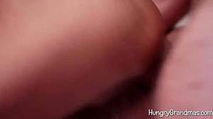 Nagyi mindig kutyapózban kívánja