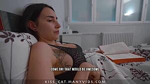 แม่เลี้ยงแบ่งเตียงด้วยมือเย็ดฉาบน้ำเงี่ยนแบบเซอร์ไพรส์