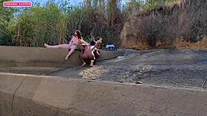 Surpris par un mec nu dans les bois, qu'est-ce qu'il veut avec nous les ados 18+ et les milfs ?