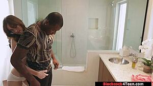 यह ब्लैक ड्यूड मसाजिस्ट को शावर में हार्ड पाउंड क्यों करता है?