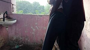 데시 대학생 야동: 구부려 도기스타일 크림파이