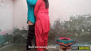 Heiße College-Mädchen liebt es, zu Hause hart gefickt zu werden! Wilder Doggy!