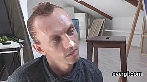 Отчаянный любовник позволяет приятелю трахнуть бывшую подругу за деньги в дикой тройке