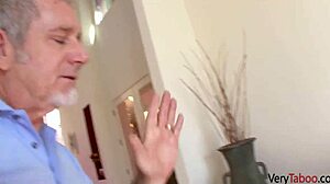 אמצעי שליטה בזונה עם אבא חורג ובת אריאנה גרנד. דינמיקה משפחתית ייחודית.