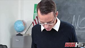 Latina teen gostosa fode nerd com pau monstro