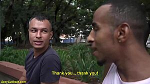 ميلف عاهرة ترفع مؤخرتها وصدرها عارية في العامة يوم سيء