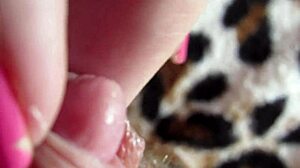 Ekstremni krupni kadar na mojoj ogromnoj pulsirajućoj klitorisu u mokroj akciji!