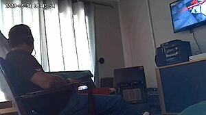 Momento straziante: la spycam cattura la ragazza che succhia il cazzo del fratellastro