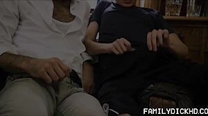 هي، أمسكت ابني بالتبني النحيل التوينك مع مخزن إباحية مثلية.