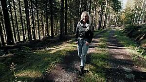 Ormanda Yabani Karşılaşma Sevimli Kızla Levis Kot ve Deri Eşyalarla