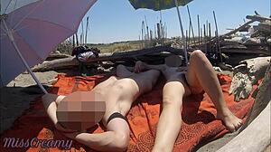 Bliskam svoj kurac tujcem na javni plaži z njeno pomočjo za tvegani cumshot