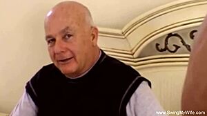 زوجها يستمتع بمشاهدتها في حفل الزفاف