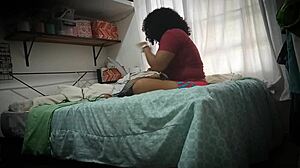 Elrejtettem a telefonomat a forró nagynéném szobájában, hogy leskelődjek a nagy seggén.