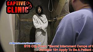 Hé, nézd Alexandria Wu-t szexi köpenyben a kórház backstage-en! 😍