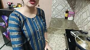 Mostohaanya elcsábítja mostohafiát kemény konyhai döngölésre vad találkozásban