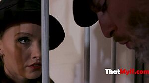 Obsesionado con cómo esta MILF astuta usa su coño para encantar en lencería retro