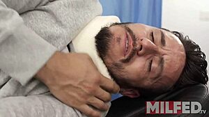 แม่เลี้ยงร้อนโดนเย็ดผู้ป่วยขณะลูกกำลังรักษา