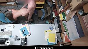 Brooke Bliss Tukar Pussy Ketat Buat Kebebasan di LifterXXX