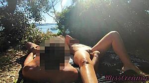 Ujeta francoska amaterska punca se prstuje na javni nudi plaži v Grčiji pred neznancem z intenzivnim škropljenjem - Misscreamy