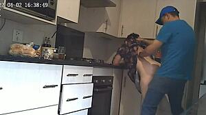 สปายแคมจับเมีย 43 ปีของฉันก้มลง เธอกำลังฟักกับชายทำสระ 22 ปี