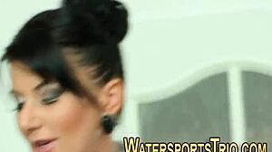 Glamourowe stare suki oddają się fetyszowi złotego deszczu w trójce