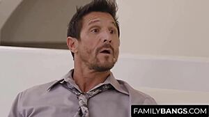 Nanny Seksi Lily Rader Ngendap Naik Bos Tommy Gunn Saat Nyokap Pergi