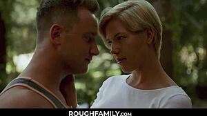 Belle-mère Kit Mercer prend en charge son garçon coquin.