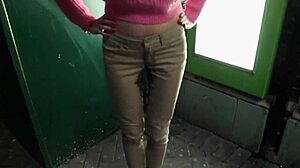 Meisje plast in broek terwijl iedereen kijkt in het openbaar