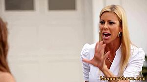 Stepdaughter 18+ merasakan kenikmatan emosional tribbing stepmom kelasnya dalam cerita