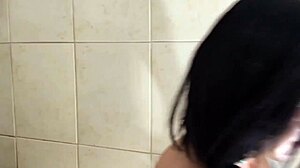 乐于助人的邻居在厨房用大鸡巴操拉丁女佣，跨种族动作