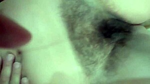 Vriend van de vrouw glijdt grote lul in haar mond terwijl ze rust