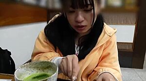 นักเรียนฉีกเสื้อครูในทริปลาป่าอย่างบ้า