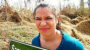 Offentlig kumvandling blir ansikts-skam promenad