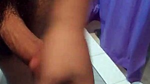 masturbandome rico en el baño con casa llena