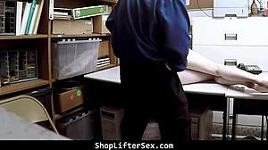 わー、万引き犯がリスク取れなくてショッピングモールの警備員に屈服した！😳