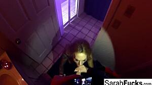 ¿Por qué la pornostar Sarah Jessie roba mamada en baño?