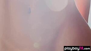 Hej, gledaj Odri Nikol kako se skida gola napolju s velikim sisama